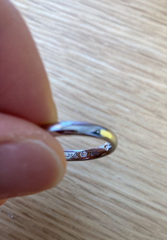 同じ原石から切り出した双子のダイヤも一つずつつけました。