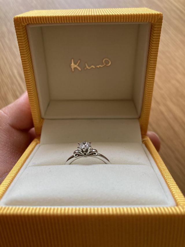 横から見ると冠のように見えます。メレダイヤ無しのデザイン。