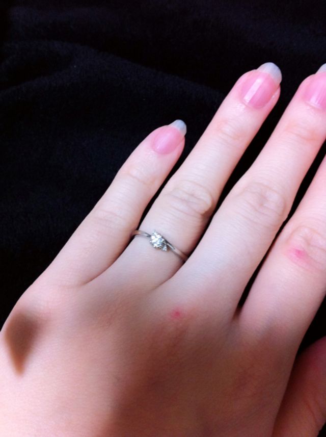 指にはめたときの写真