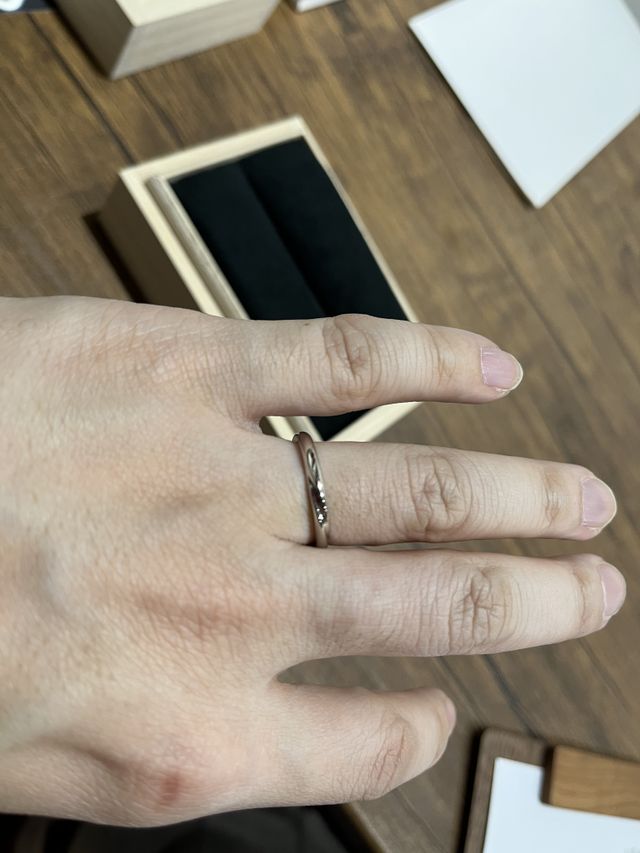 仕上がり後の店舗来店時に私の指にはめたものです