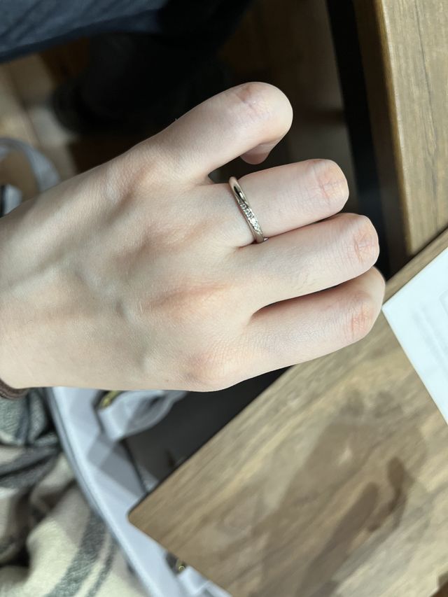 仕上がり後の店舗来店時に彼女の指にはめたものです