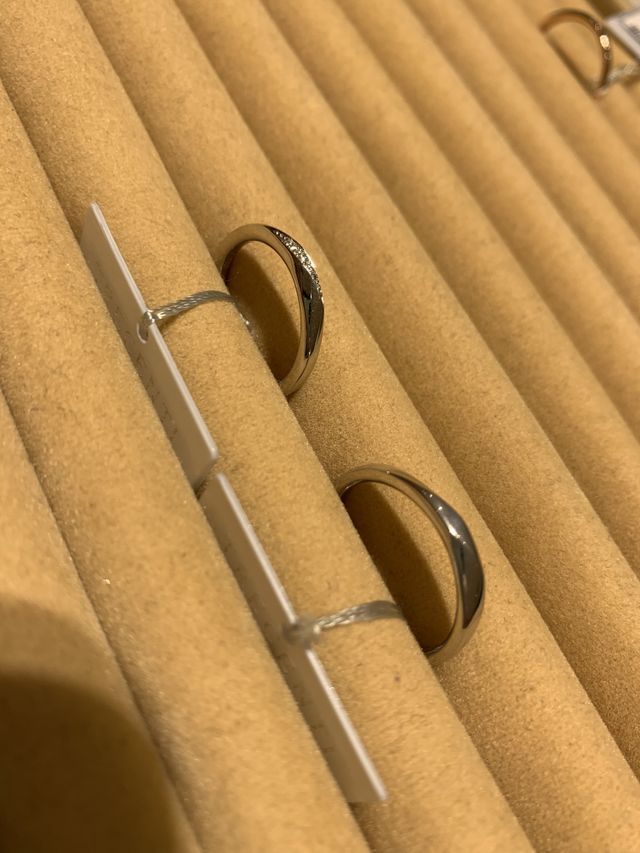 真ん中にひねりが入ったデザインのものが可愛かったです。