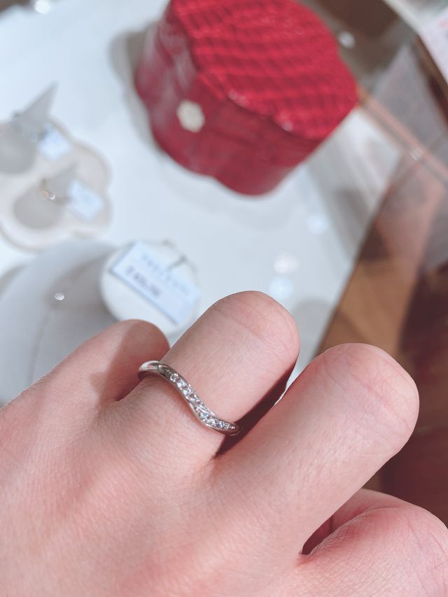 V字タイプのフローラという指輪です。