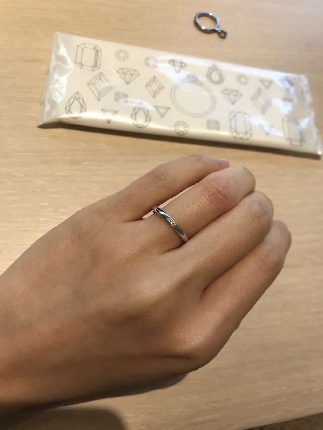 一粒ダイヤの両側に彫りが入り、輝きが増して見えました。