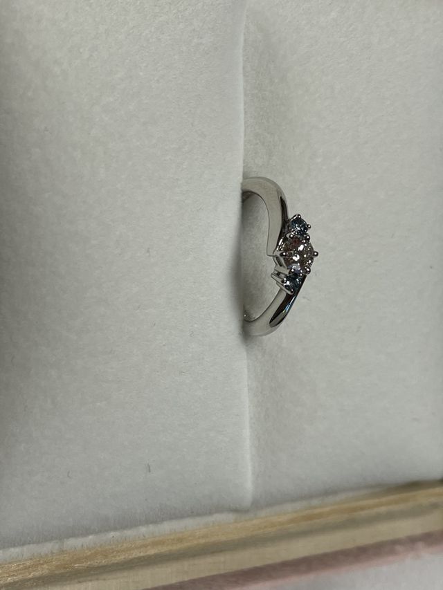 ダイヤとアクアマリンが左右についた指輪です。