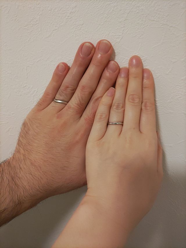 お揃いの形を選びました。夫の方はツヤ消し加工をしています。