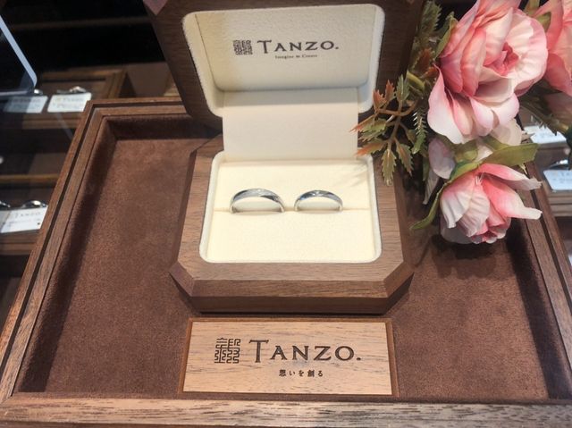 二人で合わせたデザインは、面取りとスターダスト加工