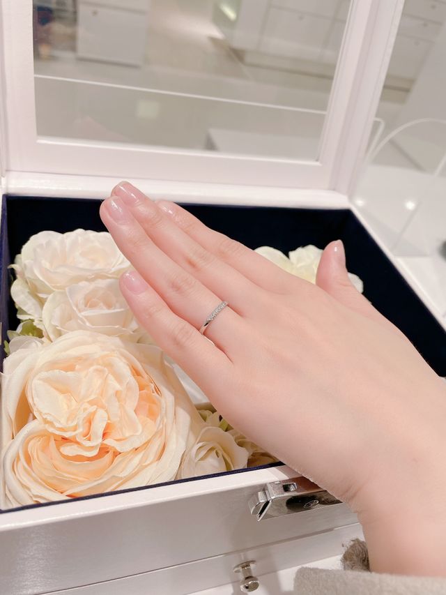 ストレート形状。ダイヤ5つ。内側にはブルーダイヤモンド。