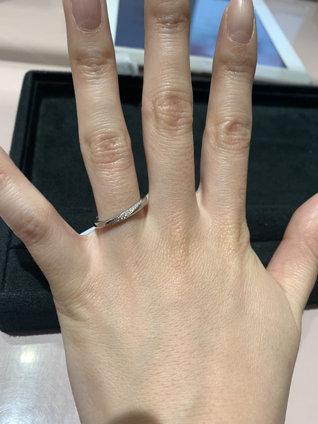 斜めにダイヤモンドが入っており指も細長く見えて良かったです。