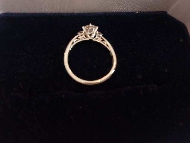 婚約指輪は、土台にイニシャルとブルースターを。花言葉幸福な愛