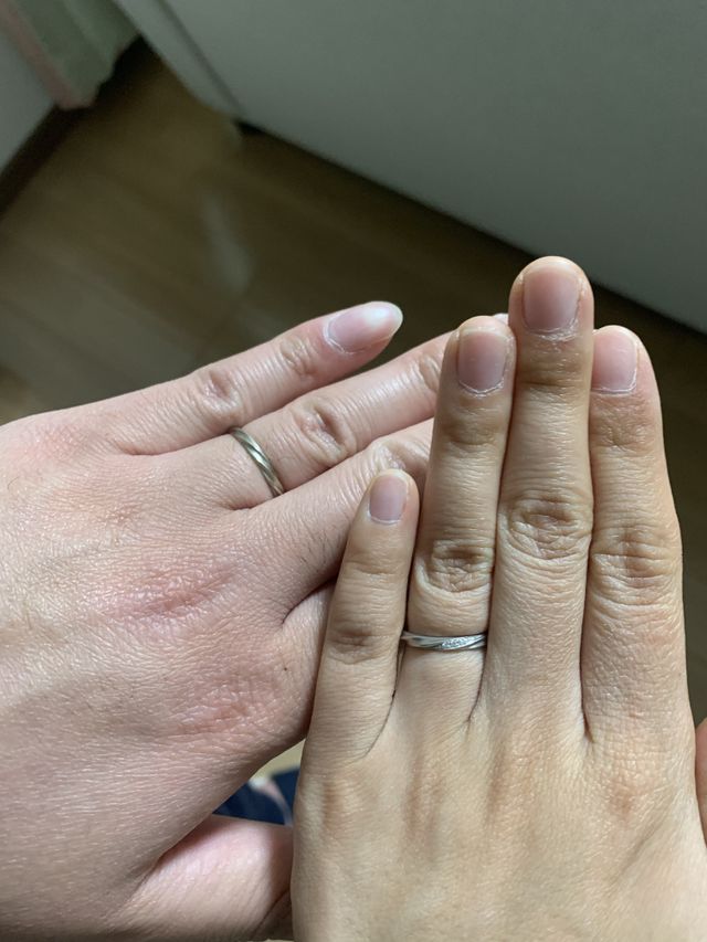 左男性:ゴールド、マット加工
右女性:シルバー、マット加工