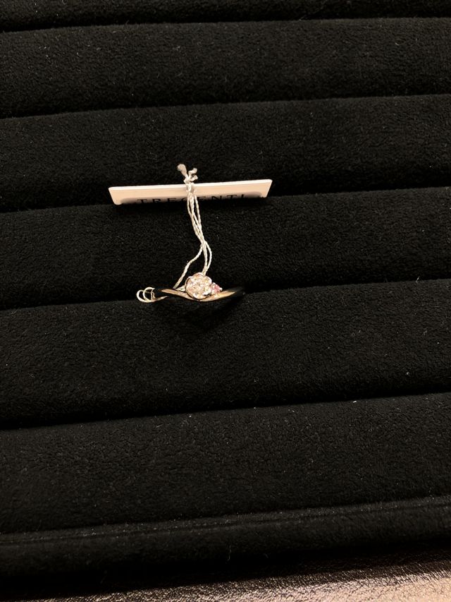 ダイヤの横に小さいピンク色のお石があるデザインです。