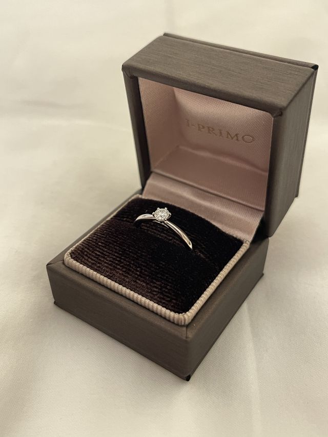 王道1粒ダイヤでもリング部分が個性的でダイヤ全体が見えます。