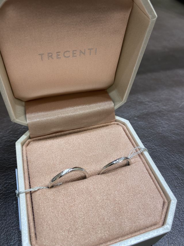 デザインはシンプルだけどチラリとみえるキラキラが可愛いです。