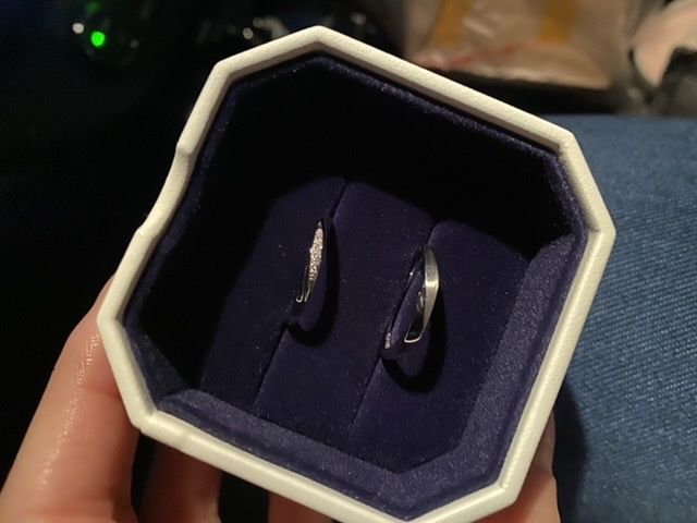 長く愛用するたも大人っぽく可愛らしいウェーブの指輪にしました