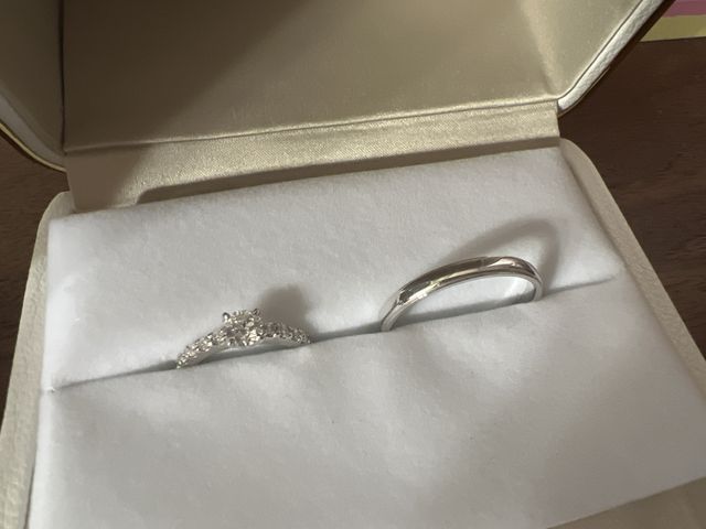 婚約指輪は重ね付けしやすいよう、4つ爪にしてくれました！