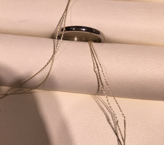 ストレートの少し太めのデザインです。