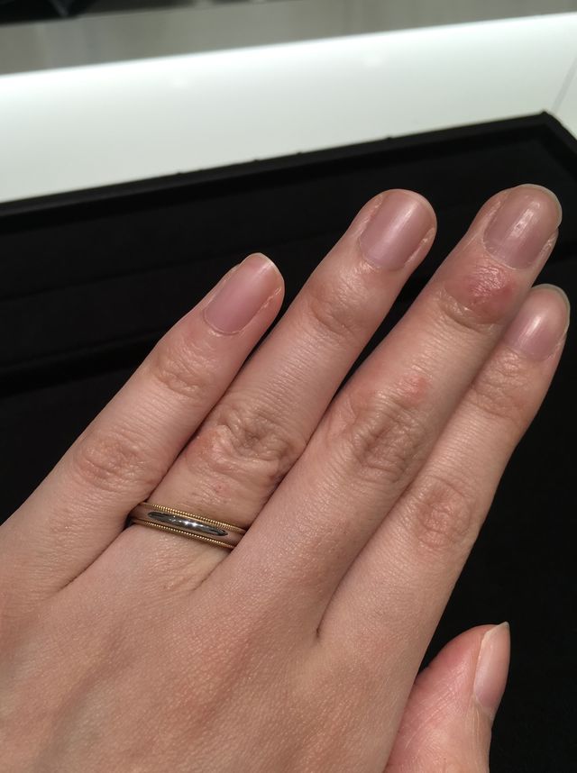 ゴールドのミル打ちが素敵なデザインです。