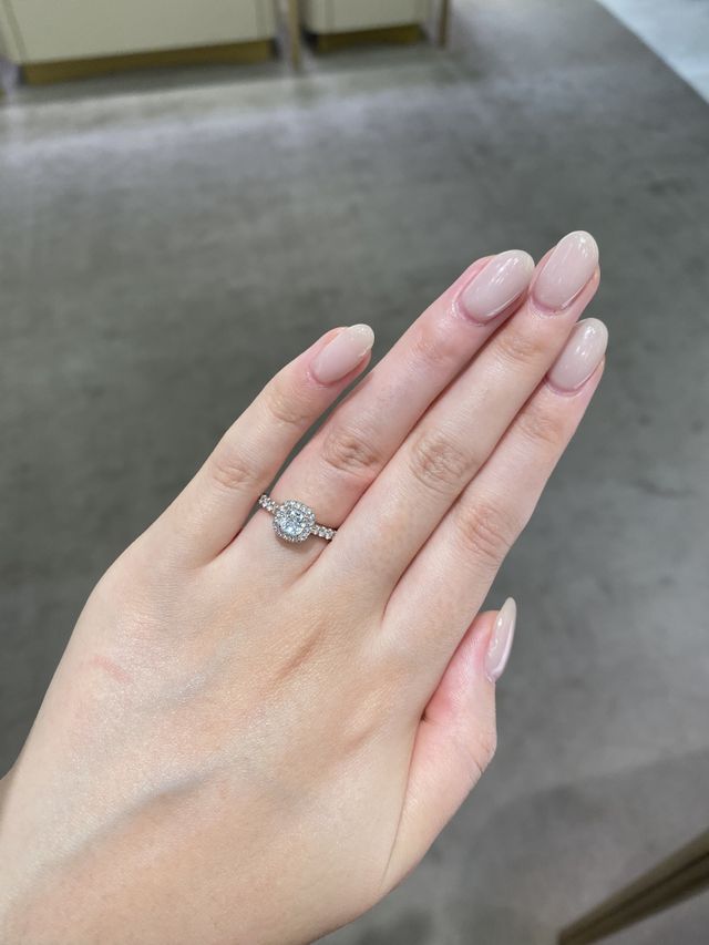 クッションカットの婚約指輪