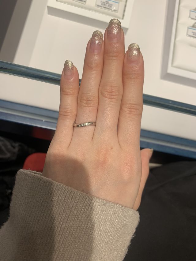 ウェーブの形をしていてダイヤが付いている