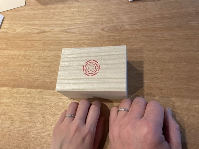 結婚指輪になります。指輪を収納する素敵な木箱になります。
