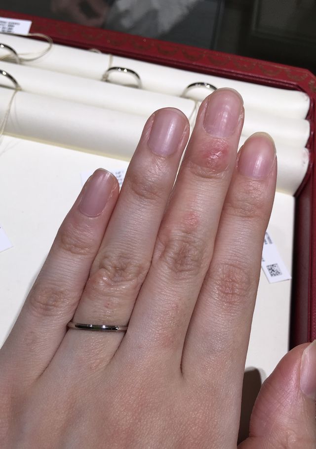 細めのストレートラインのリングです。