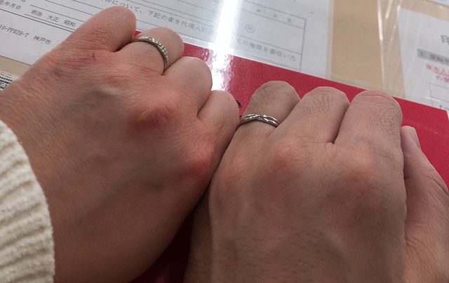 婚姻届を提出しに行った時の写真です。