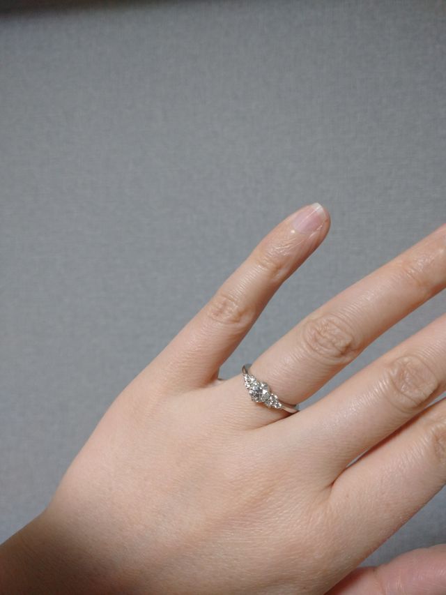 婚約指輪を装着。写真よりもっとキラキラして目立ちます。