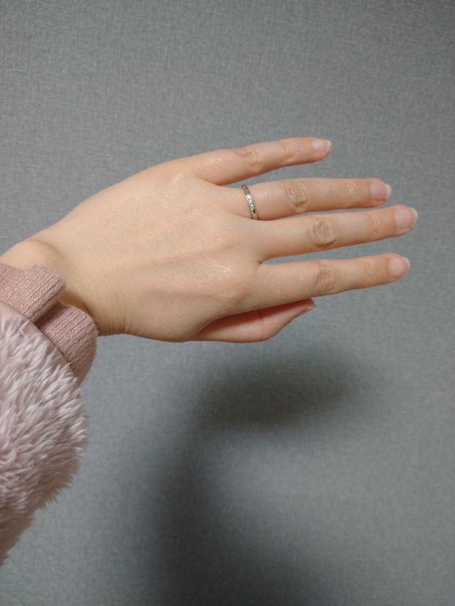 マリッジリング。シンプルですが、小さいダイヤが目につきます。