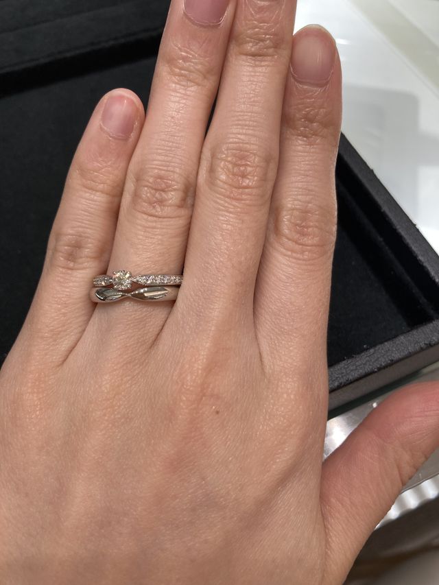 結婚指輪と婚約指輪を重ねて着けました