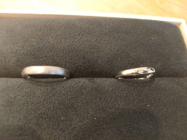 プラチナにピンクゴールドのラインが入っています。