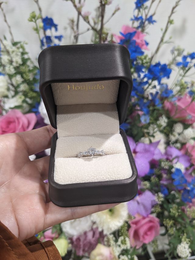 撮影用の背景ボード、ミニブーケなどを持ってきてくださった。