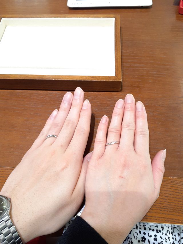 ウェーブのラインメレの少し太めの指輪を試着しました。