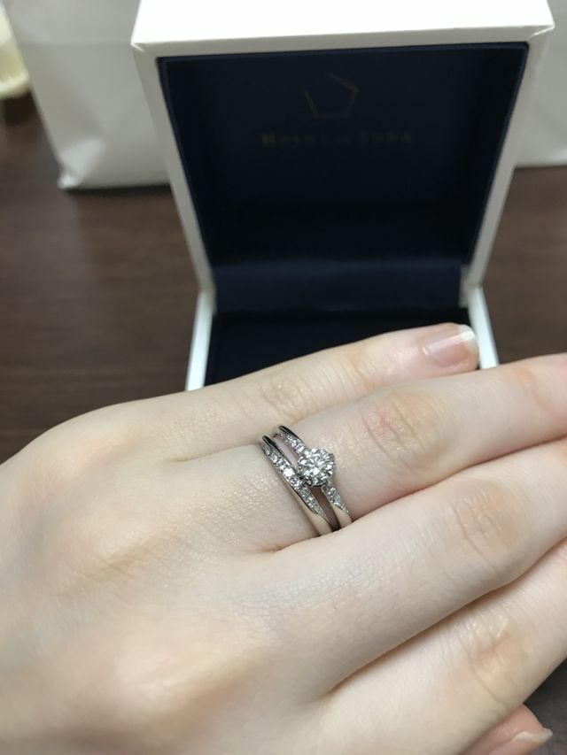 婚約指輪と結婚指輪をセットでつけたところです。