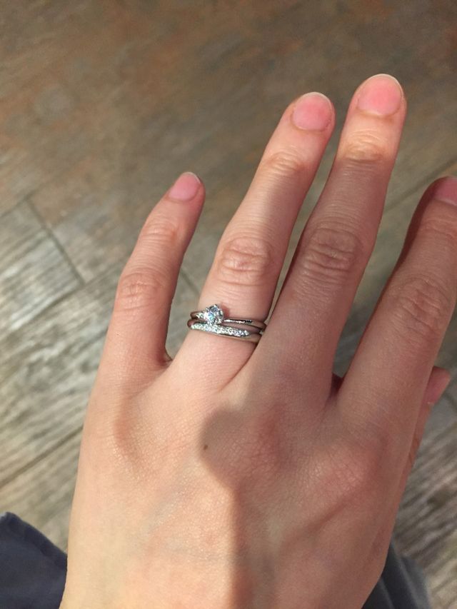 婚約指輪とセットでつけたところ。