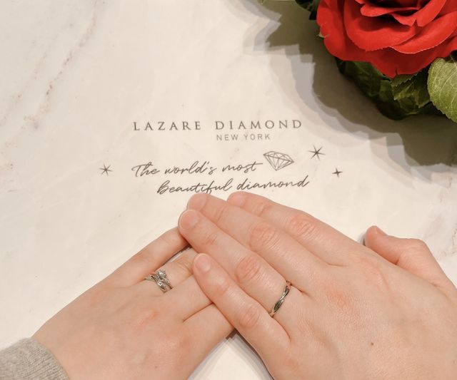 左側が妻です。婚約指輪のローズランドと重ね付けしています。