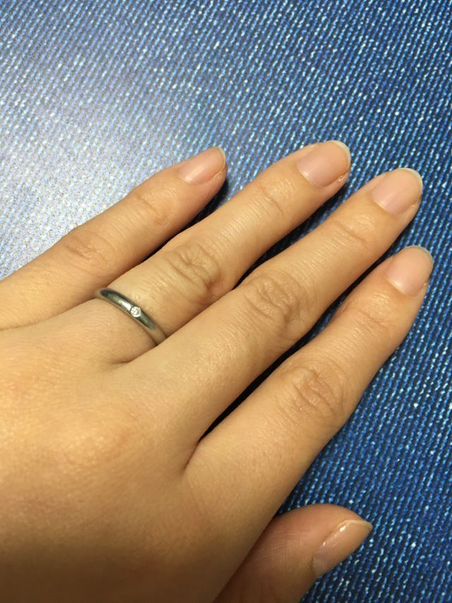 プラチナにダイヤモンドがちょこんと付いています。
