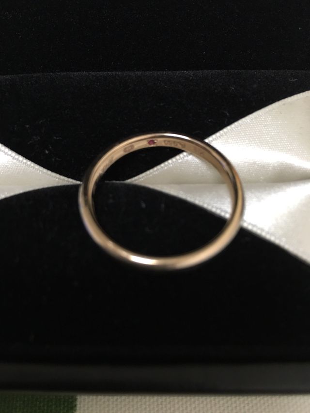 指輪の裏側にワンポイントとして、誕生石を埋め込みました。