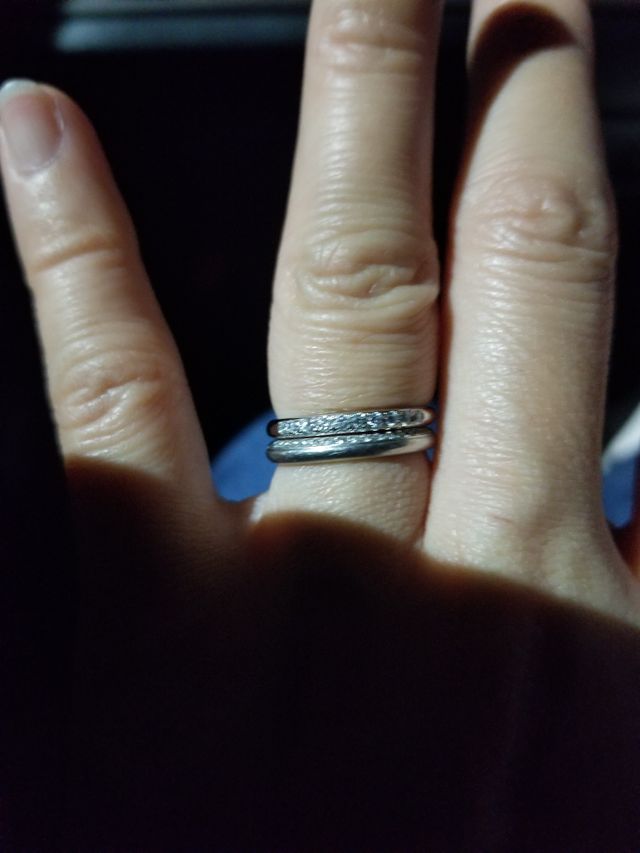 ダイヤが10粒入っている。プラチナで重ね付けが出来るタイプ。