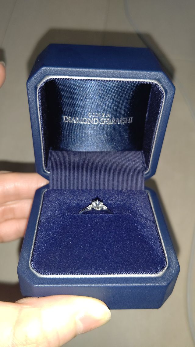 指輪と枠を別々に購入しました。ダイヤが大きく綺麗でした。