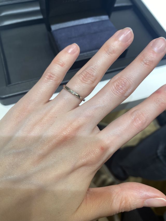 ダイヤが入っているのこと、ウェーブになっているのが特徴です。