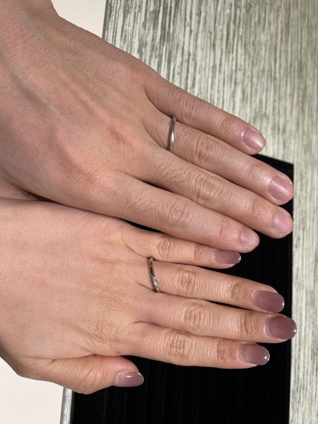 ウェーブの結婚指輪で、女性はダイヤ、男性はマットです。