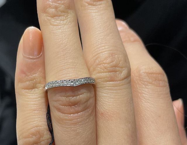 とてもキラキラして見るたびに幸せな気持ちになれる指輪です。