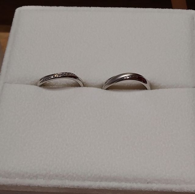 ウェーブデザインでメレダイヤモンドを入れました