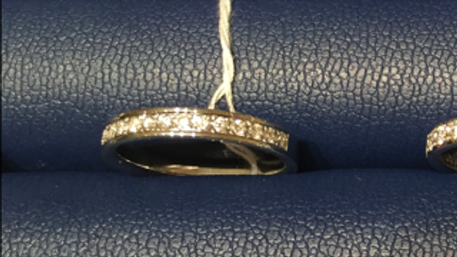 レール留めハーフエタニティ