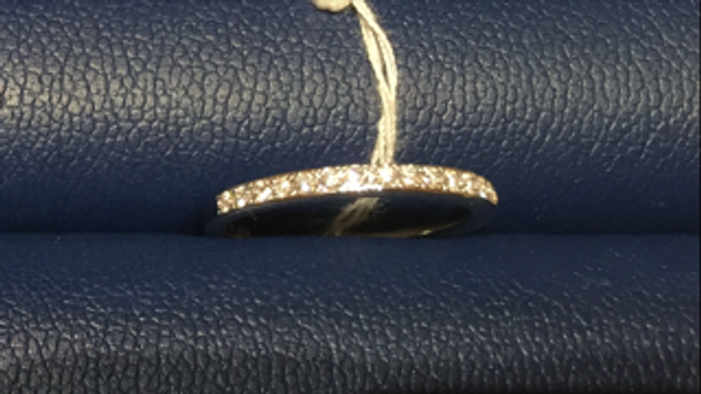 細身のハーフエタニティ