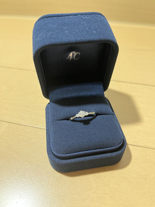 少しカーブしているので、指が長く見えると思います。