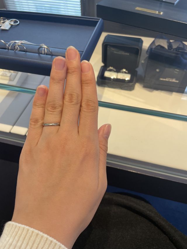 ストレートタイプにwave状にダイヤが入ったタイプです。