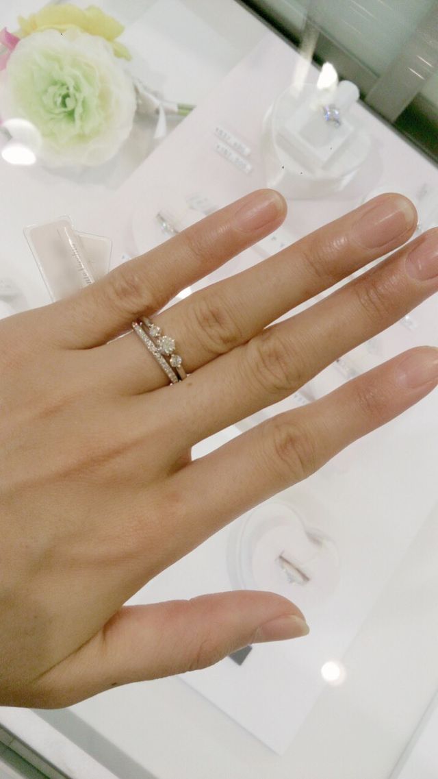 結婚指輪の上から重ねて試着させてもらいました。