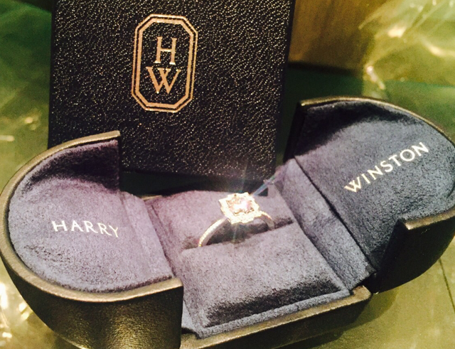 サイズ9号、四方から光が当たって綺麗に見えます。